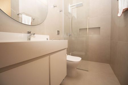 Casa de condomínio para alugar com 330m², 3 quartos e 4 vagas Casa de condomínio para alugar com 330m², 3 quartos e 4 vagasBanheiro da Suíte 2