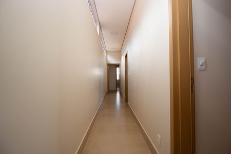 Casa de condomínio para alugar com 330m², 3 quartos e 4 vagas Casa de condomínio para alugar com 330m², 3 quartos e 4 vagasCorredor