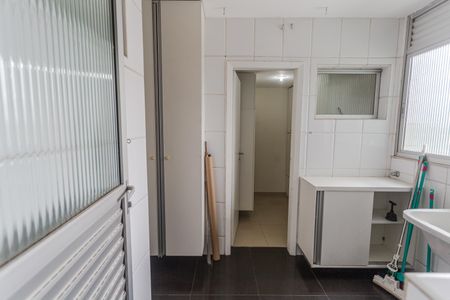 Apartamento à venda com 130m², 4 quartos e 2 vagas Apartamento à venda com 130m², 4 quartos e 2 vagasÁrea de Serviço
