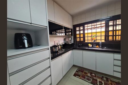 Casa à venda com 236m², 3 quartos e 4 vagas