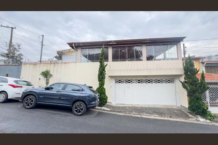 Casa para alugar com 230m², 3 quartos e 3 vagas Casa para alugar com 230m², 3 quartos e 3 vagasFachada