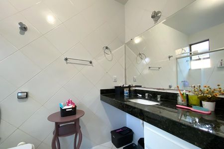 Casa de condomínio à venda com 300m², 3 quartos e sem vaga Casa de condomínio à venda com 300m², 3 quartos e sem vagaBanheiro da Suíte 1