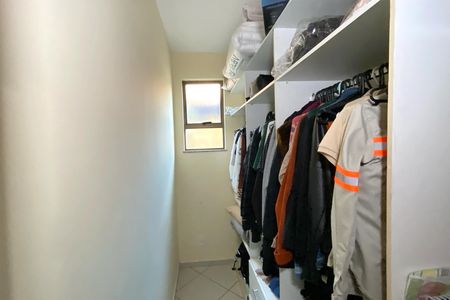 Casa de condomínio à venda com 300m², 3 quartos e sem vaga Casa de condomínio à venda com 300m², 3 quartos e sem vagaCloset da suíte 1