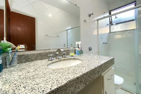Casa de condomínio à venda com 300m², 3 quartos e sem vaga Casa de condomínio à venda com 300m², 3 quartos e sem vagaBanheiro