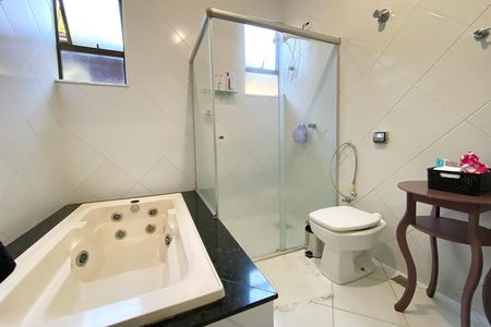 Casa de condomínio à venda com 300m², 3 quartos e sem vaga Casa de condomínio à venda com 300m², 3 quartos e sem vagaBanheiro da Suíte 1
