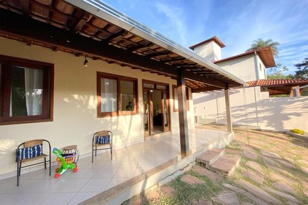 Casa de condomínio à venda com 300m², 3 quartos e sem vaga Casa de condomínio à venda com 300m², 3 quartos e sem vagaEntrada
