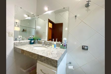 Casa de condomínio à venda com 300m², 3 quartos e sem vaga Casa de condomínio à venda com 300m², 3 quartos e sem vagaBanheiro