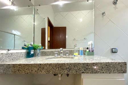 Casa de condomínio à venda com 300m², 3 quartos e sem vaga Casa de condomínio à venda com 300m², 3 quartos e sem vagaBanheiro