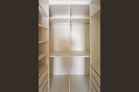 Apartamento à venda com 220m², 5 quartos e 4 vagasCloset Suíte 4