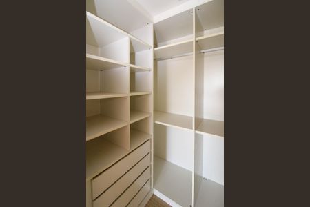 Apartamento à venda com 220m², 5 quartos e 4 vagasCloset Suíte 4