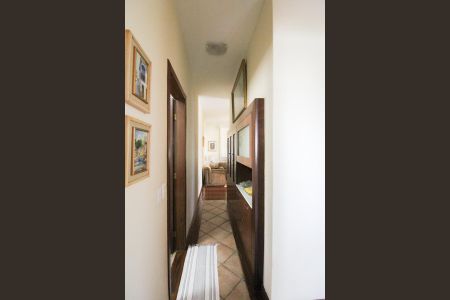 Casa à venda com 1078m², 4 quartos e 5 vagas Casa à venda com 1078m², 4 quartos e 5 vagasCorredor Cozinha