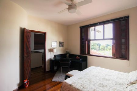 Casa à venda com 1078m², 4 quartos e 5 vagas Casa à venda com 1078m², 4 quartos e 5 vagasQuarto 1