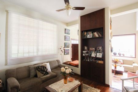 Casa à venda com 1078m², 4 quartos e 5 vagas Casa à venda com 1078m², 4 quartos e 5 vagasSala 2
