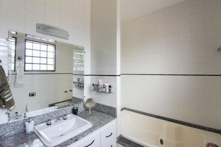 Casa à venda com 1078m², 4 quartos e 5 vagas Casa à venda com 1078m², 4 quartos e 5 vagasBanheiro da Suíte 1