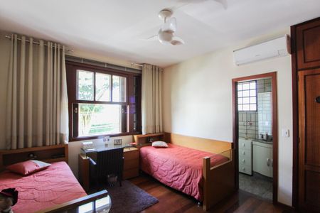 Casa à venda com 1078m², 4 quartos e 5 vagas Casa à venda com 1078m², 4 quartos e 5 vagasSuíte 2