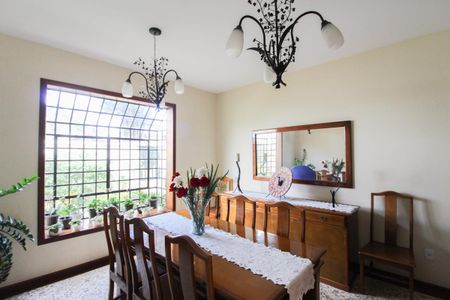 Casa à venda com 1078m², 4 quartos e 5 vagas Casa à venda com 1078m², 4 quartos e 5 vagasSala de Jantar