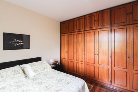 Casa à venda com 1078m², 4 quartos e 5 vagas Casa à venda com 1078m², 4 quartos e 5 vagasQuarto 1