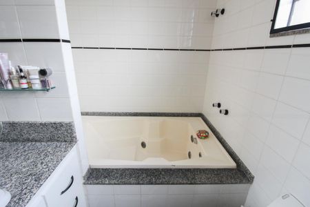 Casa à venda com 1078m², 4 quartos e 5 vagas Casa à venda com 1078m², 4 quartos e 5 vagasBanheiro da Suíte 1