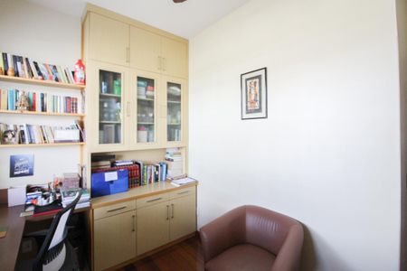 Casa à venda com 1078m², 4 quartos e 5 vagas Casa à venda com 1078m², 4 quartos e 5 vagasEscritório