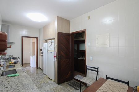 Casa à venda com 1078m², 4 quartos e 5 vagas Casa à venda com 1078m², 4 quartos e 5 vagasCozinha