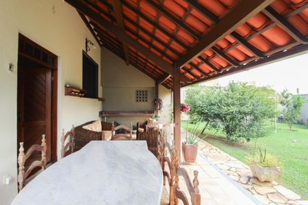 Casa à venda com 1078m², 4 quartos e 5 vagas Casa à venda com 1078m², 4 quartos e 5 vagasVaranda