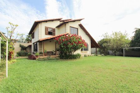 Casa à venda com 1078m², 4 quartos e 5 vagas Casa à venda com 1078m², 4 quartos e 5 vagasFachada