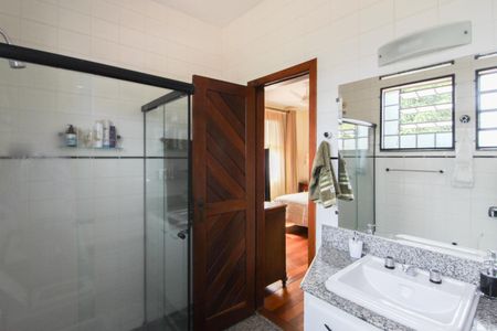 Casa à venda com 1078m², 4 quartos e 5 vagas Casa à venda com 1078m², 4 quartos e 5 vagasBanheiro da Suíte 1