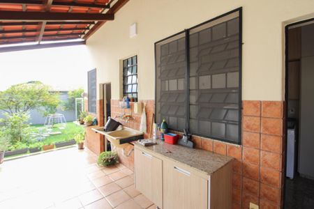 Casa à venda com 1078m², 4 quartos e 5 vagas Casa à venda com 1078m², 4 quartos e 5 vagasÁrea de Serviço