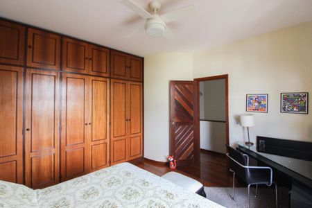 Casa à venda com 1078m², 4 quartos e 5 vagas Casa à venda com 1078m², 4 quartos e 5 vagasQuarto 1