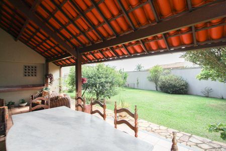 Casa à venda com 1078m², 4 quartos e 5 vagas Casa à venda com 1078m², 4 quartos e 5 vagasVaranda