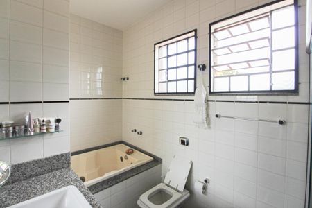 Casa à venda com 1078m², 4 quartos e 5 vagas Casa à venda com 1078m², 4 quartos e 5 vagasBanheiro da Suíte 1