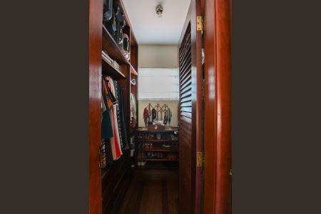 Casa à venda com 1078m², 4 quartos e 5 vagas Casa à venda com 1078m², 4 quartos e 5 vagasCloset da suíte 1