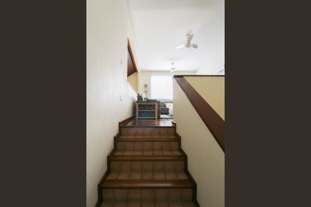 Casa à venda com 1078m², 4 quartos e 5 vagas Casa à venda com 1078m², 4 quartos e 5 vagasEscada
