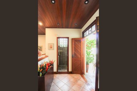 Casa à venda com 1078m², 4 quartos e 5 vagas Casa à venda com 1078m², 4 quartos e 5 vagasHall de entrada