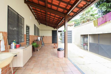 Casa à venda com 1078m², 4 quartos e 5 vagas Casa à venda com 1078m², 4 quartos e 5 vagasÁrea de Serviço