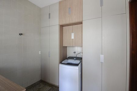 Casa à venda com 1078m², 4 quartos e 5 vagas Casa à venda com 1078m², 4 quartos e 5 vagasÁrea de Apoio
