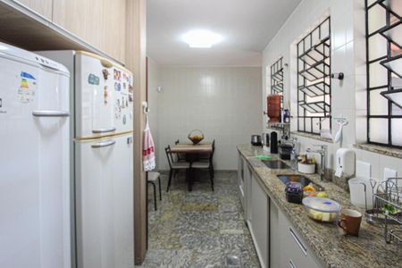 Casa à venda com 1078m², 4 quartos e 5 vagas Casa à venda com 1078m², 4 quartos e 5 vagasCozinha
