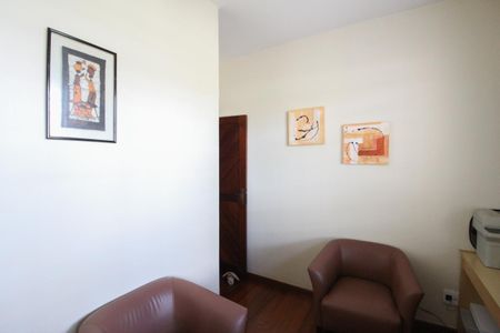 Casa à venda com 1078m², 4 quartos e 5 vagas Casa à venda com 1078m², 4 quartos e 5 vagasEscritório