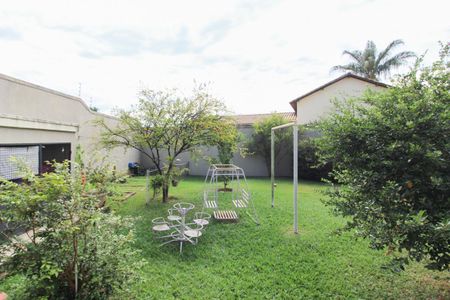 Casa à venda com 1078m², 4 quartos e 5 vagas Casa à venda com 1078m², 4 quartos e 5 vagasQuintal