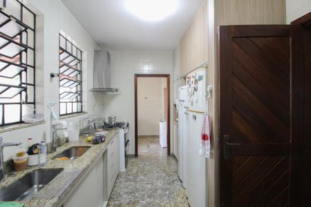 Casa à venda com 1078m², 4 quartos e 5 vagas Casa à venda com 1078m², 4 quartos e 5 vagasCozinha