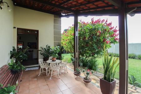 Casa à venda com 1078m², 4 quartos e 5 vagas Casa à venda com 1078m², 4 quartos e 5 vagasVaranda