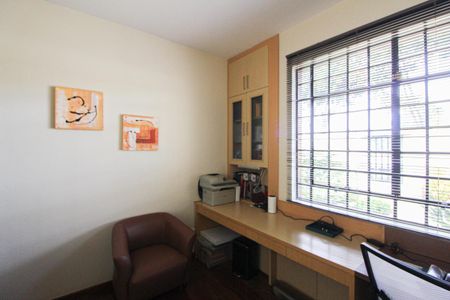 Casa à venda com 1078m², 4 quartos e 5 vagas Casa à venda com 1078m², 4 quartos e 5 vagasEscritório