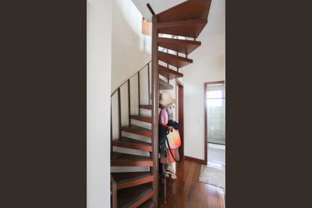 Casa à venda com 1078m², 4 quartos e 5 vagas Casa à venda com 1078m², 4 quartos e 5 vagasEscada