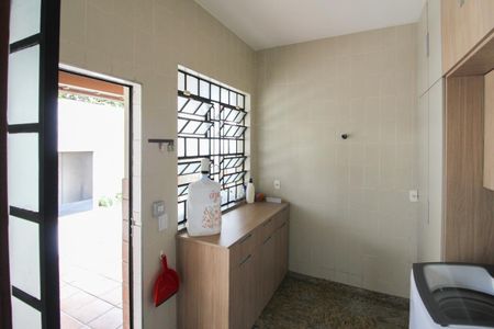 Casa à venda com 1078m², 4 quartos e 5 vagas Casa à venda com 1078m², 4 quartos e 5 vagasÁrea de Apoio
