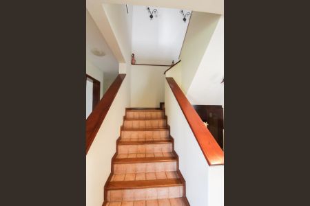 Casa à venda com 1078m², 4 quartos e 5 vagas Casa à venda com 1078m², 4 quartos e 5 vagasEscada