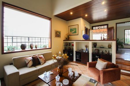 Casa à venda com 1078m², 4 quartos e 5 vagas Casa à venda com 1078m², 4 quartos e 5 vagasSala 1