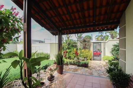 Casa à venda com 1078m², 4 quartos e 5 vagas Casa à venda com 1078m², 4 quartos e 5 vagasEntrada
