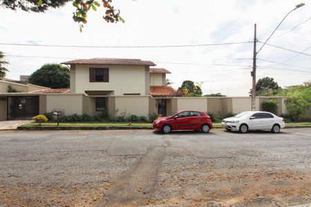 Casa à venda com 1078m², 4 quartos e 5 vagas Casa à venda com 1078m², 4 quartos e 5 vagasFachada