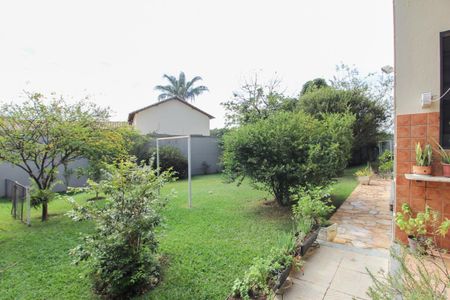 Casa à venda com 1078m², 4 quartos e 5 vagas Casa à venda com 1078m², 4 quartos e 5 vagasQuintal