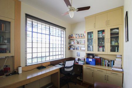Casa à venda com 1078m², 4 quartos e 5 vagas Casa à venda com 1078m², 4 quartos e 5 vagasEscritório